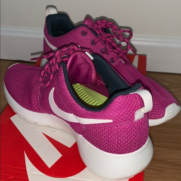 Women’s Nike Rosherun - Picture 3 of 3